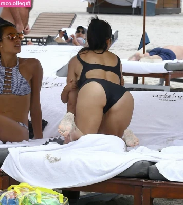 Kourtney Kardashian [ kourtney-kardashian ] - with lighting