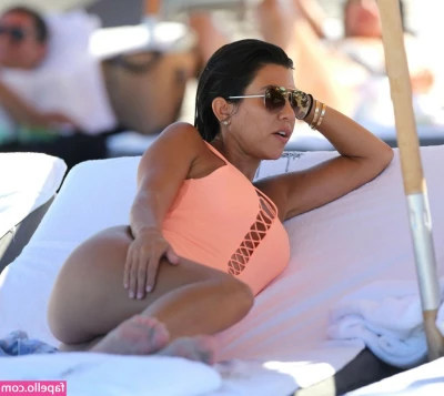 Kourtney Kardashian [ kourtney-kardashian ] - Love a sunbed🌞🌞🌞