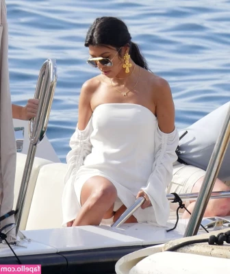 Kourtney Kardashian [ kourtney-kardashian ] - Quench my thirst