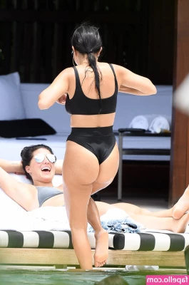 Kourtney Kardashian [ kourtney-kardashian ] - Extras