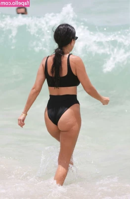 Kourtney Kardashian [ kourtney-kardashian ] - Morning session with hangover horn  I took a shower then got started