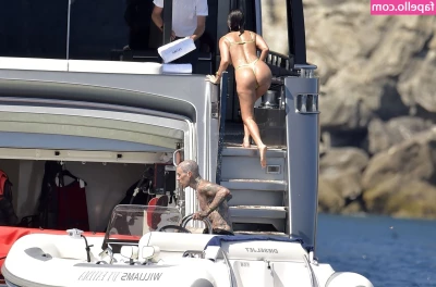Kourtney Kardashian [ kourtney-kardashian ] - focus on me