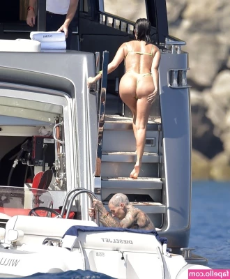 Kourtney Kardashian [ kourtney-kardashian ] - Horny Housewife Ep. 2 FULL 1