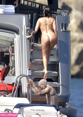 Kourtney Kardashian [ kourtney-kardashian ] - 19 year old came for business  He worked my throat and rewarded me