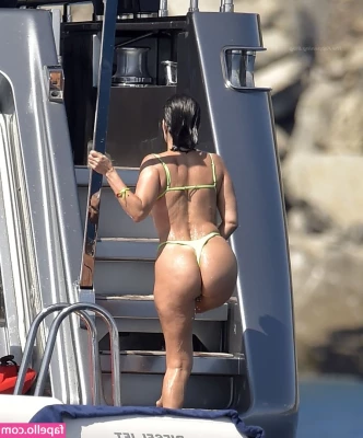 Kourtney Kardashian [ kourtney-kardashian ] - I just had a walk outside. What a mess