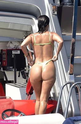 Kourtney Kardashian [ kourtney-kardashian ] - erotic  hot