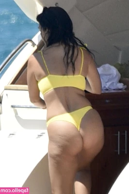 Kourtney Kardashian [ kourtney-kardashian ] - Guess which 2 items I used for my next PPV and I’ll send you the