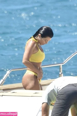 Kourtney Kardashian [ kourtney-kardashian ] - Want to join me? 💦