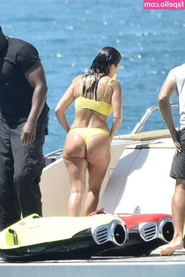 Kourtney Kardashian [ kourtney-kardashian ] - I waxed today