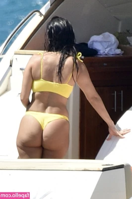 Kourtney Kardashian [ kourtney-kardashian ] - How to be a good sissy slave  Hold up master s feet and mind yourself