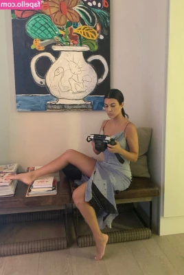 Kourtney Kardashian [ kourtney-kardashian ] - What’s your favorite color daddy?? 🌹❤️