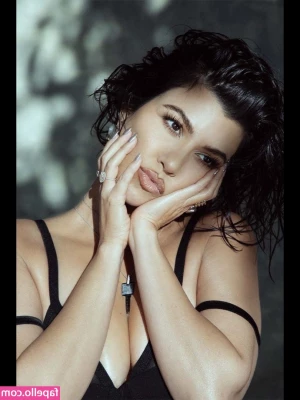 Kourtney Kardashian [ kourtney-kardashian ] - Jeans and lace 🤤