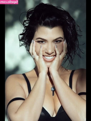 Kourtney Kardashian [ kourtney-kardashian ] - good morning everyone! What time is good for the livestream tonight?