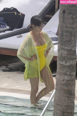 Kourtney Kardashian [ kourtney-kardashian ] - This is YOUR VIEW when you are on your knees, getting ready to suck