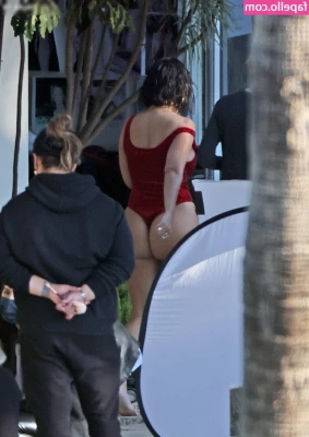 Kourtney Kardashian [ kourtney-kardashian ] - Shaking 🍑