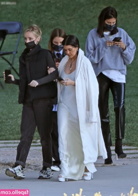 Kourtney Kardashian [ kourtney-kardashian ] - Had a wonderful shooting experience with two other girls Want to