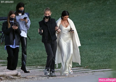 Kourtney Kardashian [ kourtney-kardashian ] - Keep the pubes ?