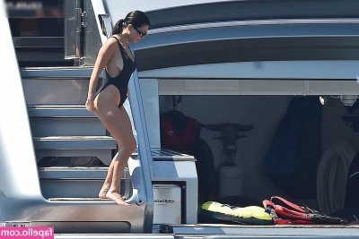 Kourtney Kardashian [ kourtney-kardashian ] - Finally making some B/G with a huge 🍆content tomorrow