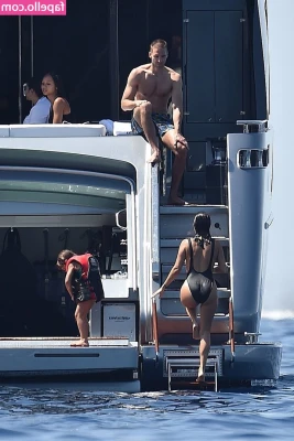 Kourtney Kardashian [ kourtney-kardashian ] - Morning massage downunder why did coffee maker Artley loose?