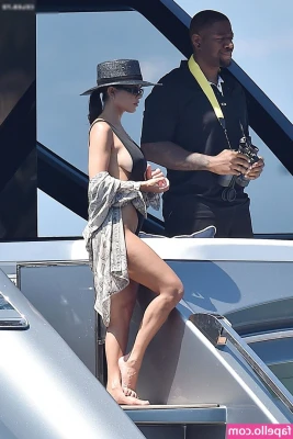 Kourtney Kardashian [ kourtney-kardashian ] - Pink to make the boys wink😋