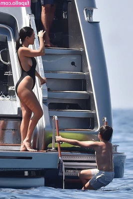 Kourtney Kardashian [ kourtney-kardashian ] - Strip teasey