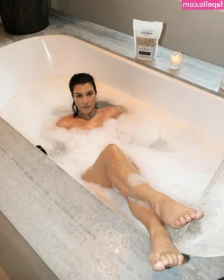 Kourtney Kardashian [ kourtney-kardashian ] - Happy Tuesday!