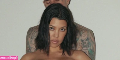 Kourtney Kardashian [ kourtney-kardashian ] - Visto che piaccio vestita così ho pensato di fare uno spogliarello