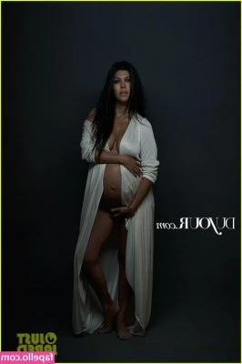 Kourtney Kardashian [ kourtney-kardashian ] - You love my belly don't youuuu 🤭😏