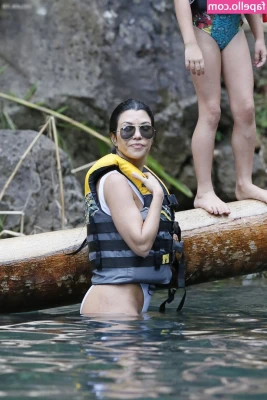 Kourtney Kardashian [ kourtney-kardashian ] - My mood for Hump Day 🍑🖕🏼