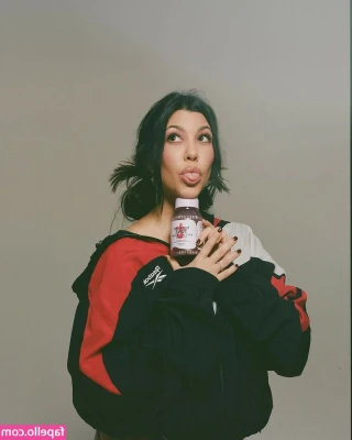 Kourtney Kardashian [ kourtney-kardashian ] - My little asshole is saying hiii👋🏼