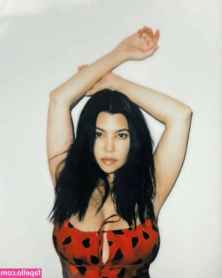 Kourtney Kardashian [ kourtney-kardashian ] - Are you getting my messages? I have been feeling invisible lately!