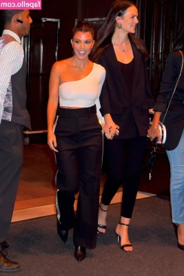 Kourtney Kardashian [ kourtney-kardashian ] - Left titty, right titty, Both titties!!