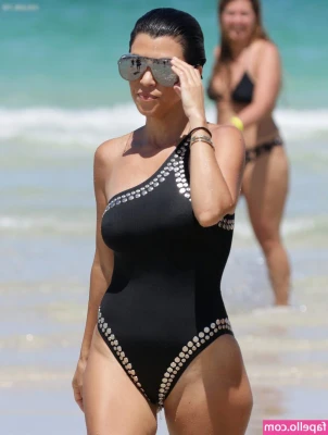 Kourtney Kardashian [ kourtney-kardashian ] - Spank me hard 😈
