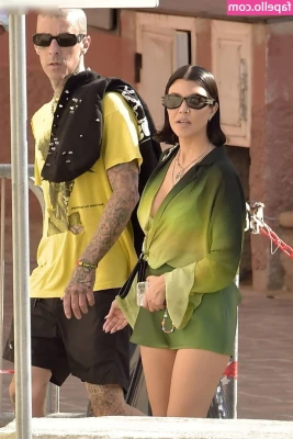 Kourtney Kardashian [ kourtney-kardashian ] - Make sure to smile today