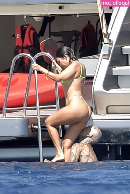 Kourtney Kardashian [ kourtney-kardashian ] - Robe du jour : 6ème jour ! C'est la robe "citron" que je portais