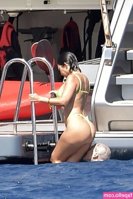 Kourtney Kardashian [ kourtney-kardashian ] - Extra breedable~!