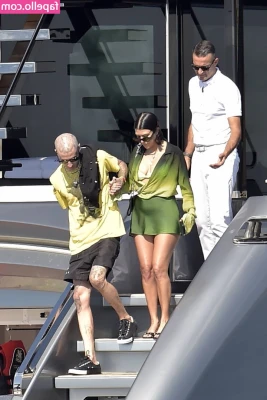 Kourtney Kardashian [ kourtney-kardashian ] - I was at lunch and got horny at the restaurant 🥺