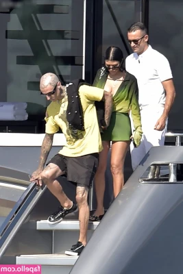 Kourtney Kardashian [ kourtney-kardashian ] - For those of y’all that like to see me in heels 👠