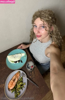 sofiaaamillerrr - Would you spread me open in nature 🌿😉