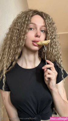 sofiaaamillerrr - Mis sensuales pies medianos   de piel blanca y uñas en un rojo