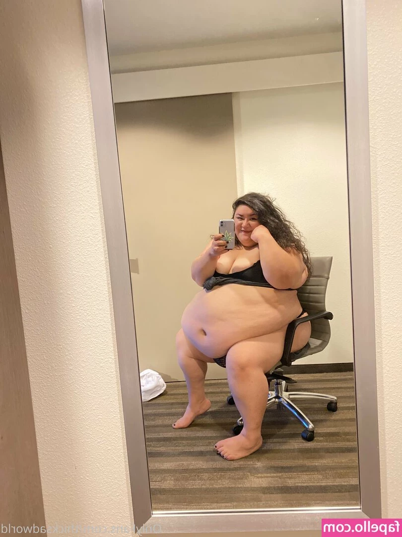 thicksadworld - Big tits and a wet tshirt