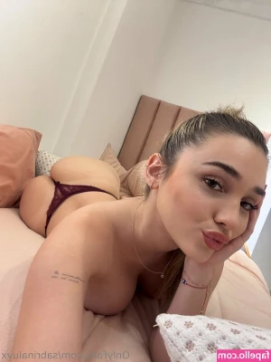 sabrinaluvx [ sabrinaluvx-2 ] - Desperté deseando tus caricias... 😋 ¿te gustaría ser mi primer
