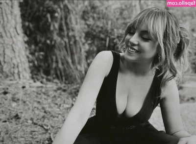 Elizabeth Gillies [ elizabeth-gillies ] - No makeup  relaxed  and smiling
