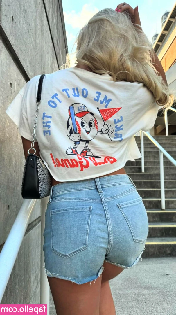 Nicole Owens [ nicole-owens ] - I'm kinda interested in your carrot. 😋