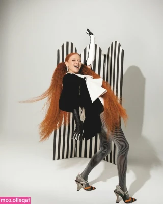 Natasha Lyonne [ natasha-lyonne ] - Waiting to show you something! Ask me!