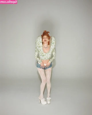 Natasha Lyonne [ natasha-lyonne ] - Let me rock your socks 😏