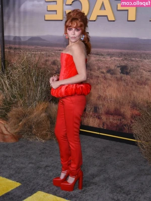 Natasha Lyonne [ natasha-lyonne ] - Between last night and now I’ve gotten around 600 messages. Haha.