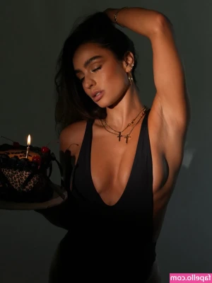 Sommer Ray [ sommer-ray-1 ] - I look look truly astonishing from every angle.