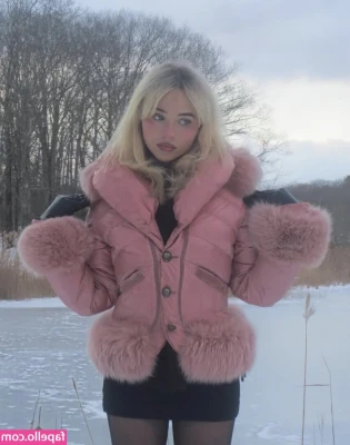 Sabrina Carpenter [ sabrina-carpenter-1 ] - What should I get from the sex store? 😈😏