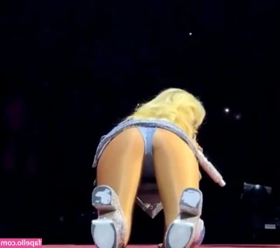 Sabrina Carpenter [ sabrina-carpenter-1 ] - all natural butt lift 😉😈
